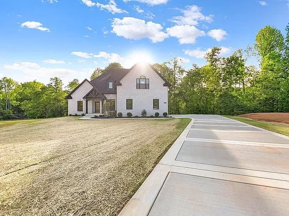 422 Young Ln, Pleasant View, TN 37146