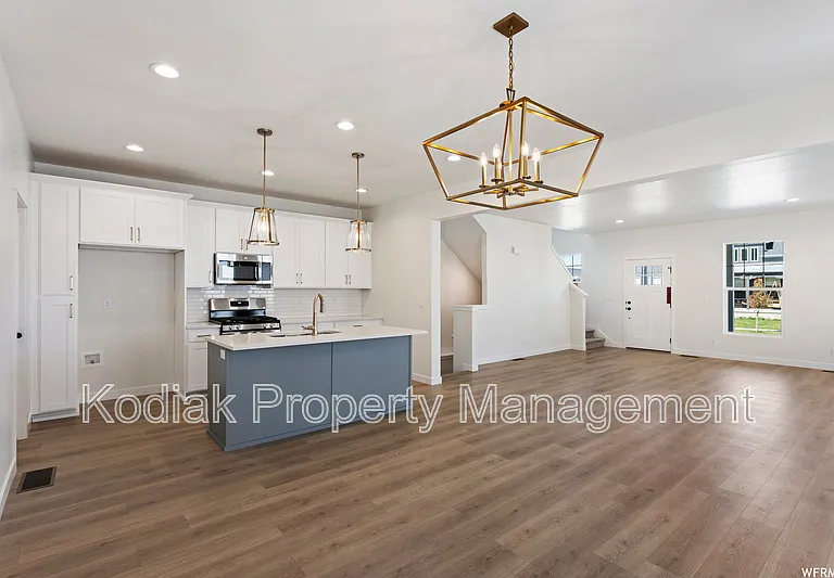 991 W Shoreline Dr — Photo 4