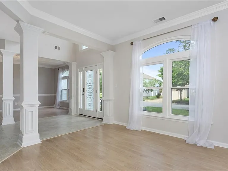 2573 Springhaven Dr — Photo 3