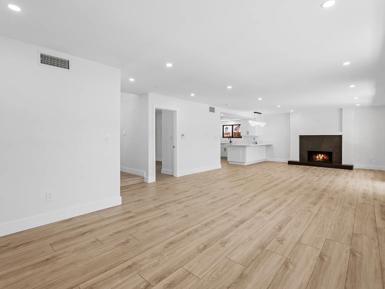 19701 Blythe St — Photo 3