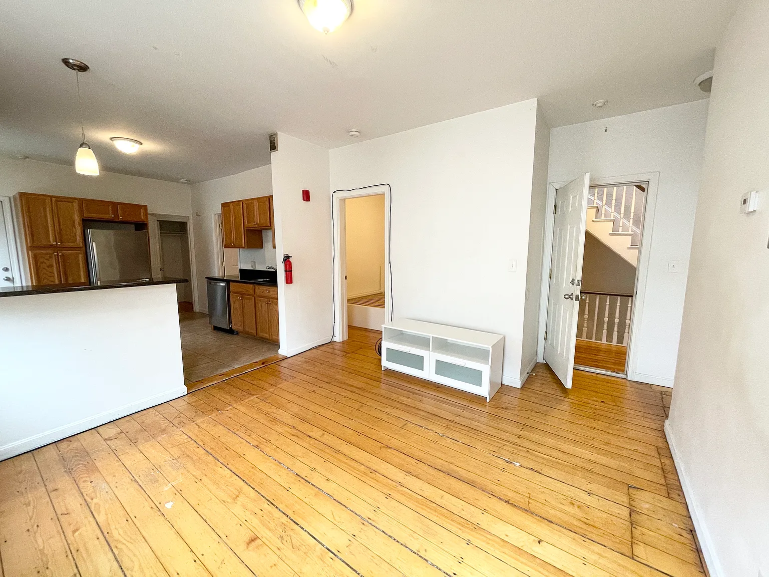 4 bed, 9999 sqft, $4,400 — Photo 3