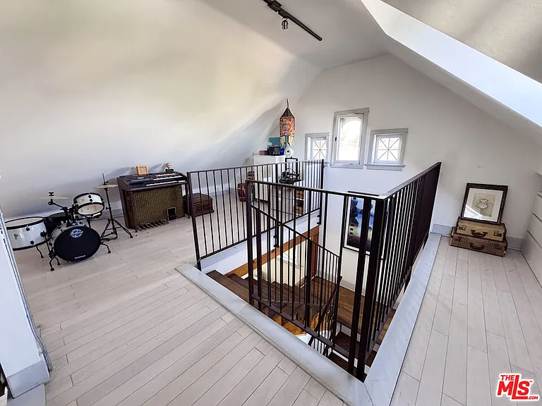 814 E Edgeware Rd — Photo 16