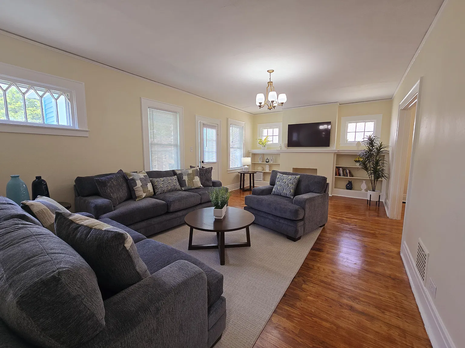 283-85 Genesee Park Dr — Photo 3