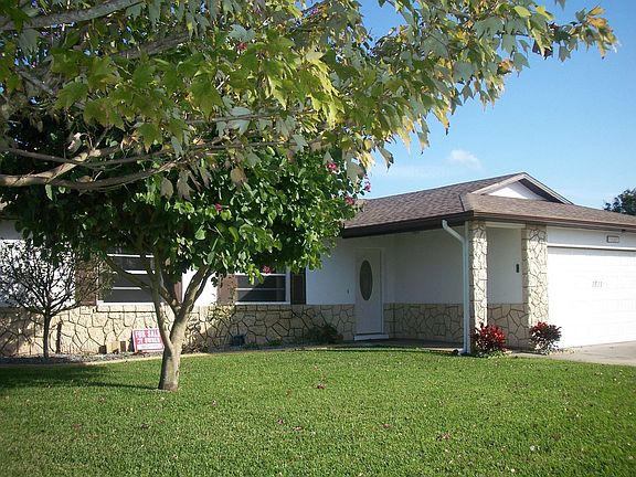 Lg front yard & trees