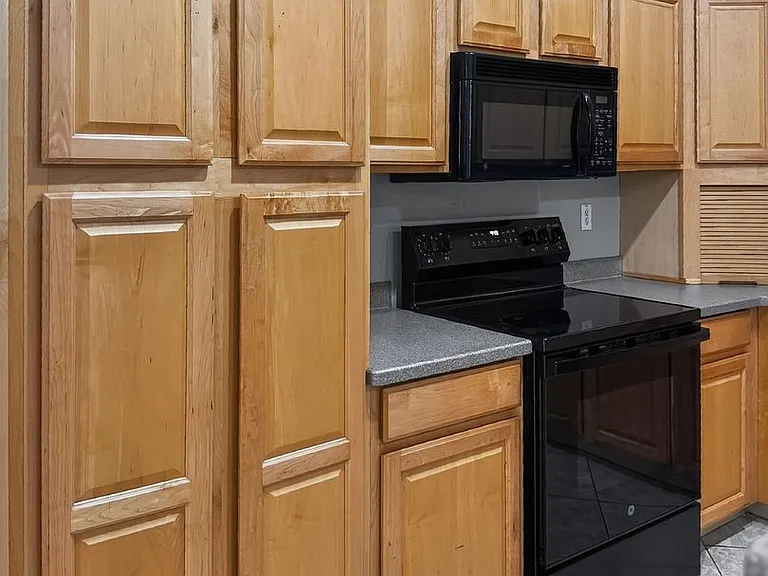 2421 W Ellis St — Photo 14