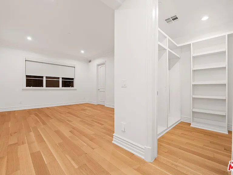 475 Martin Ln — Photo 34