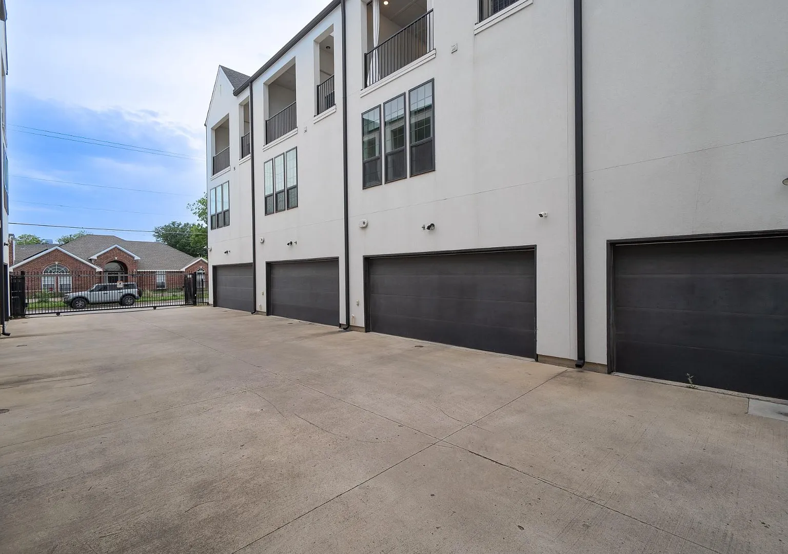 Gated Luxury Townhomes with yard + Roof Patio — Photo 4