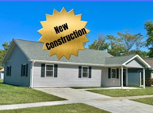 526 W 3rd St, Flora, IL 62839