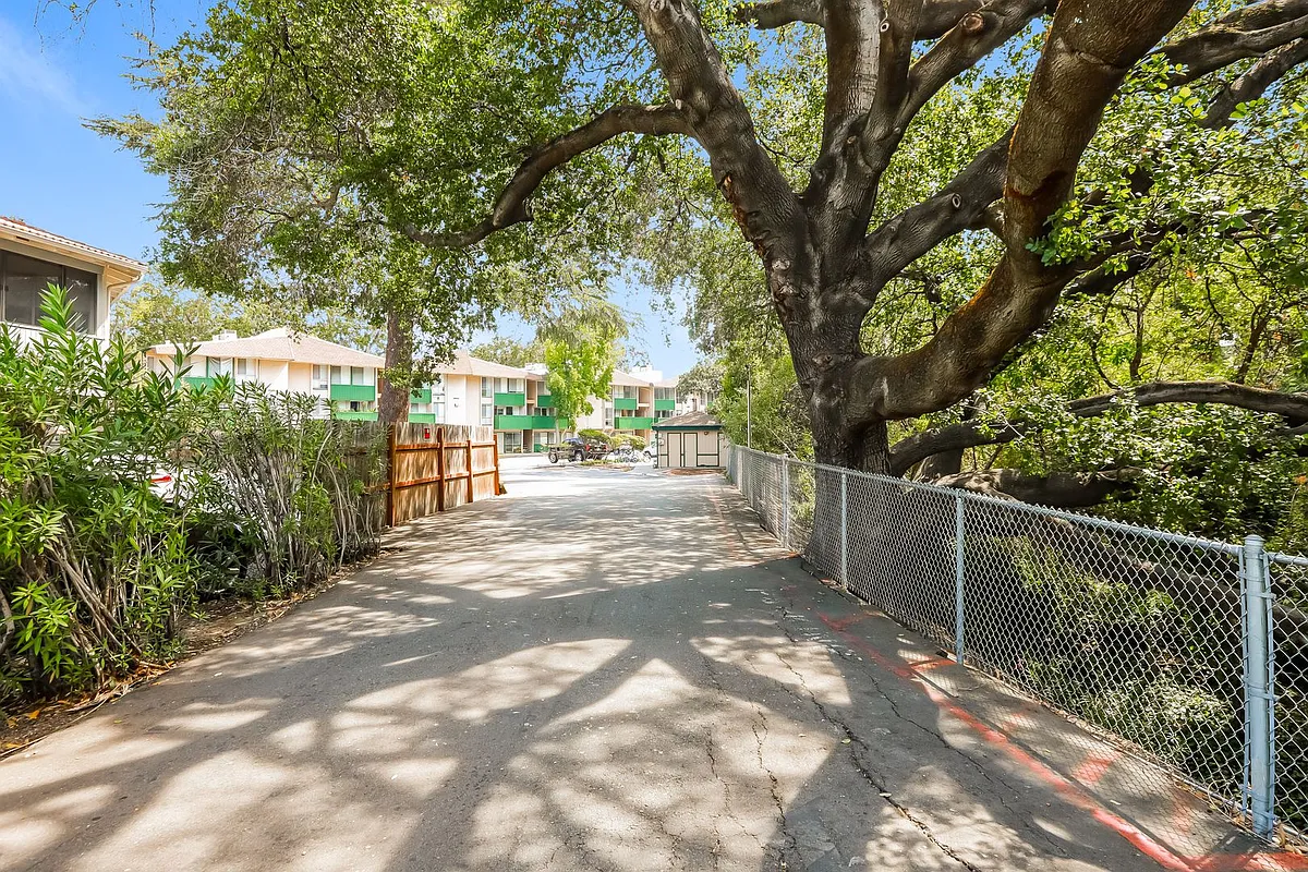 Building Photo - 1400 Creekside Apartments CDM