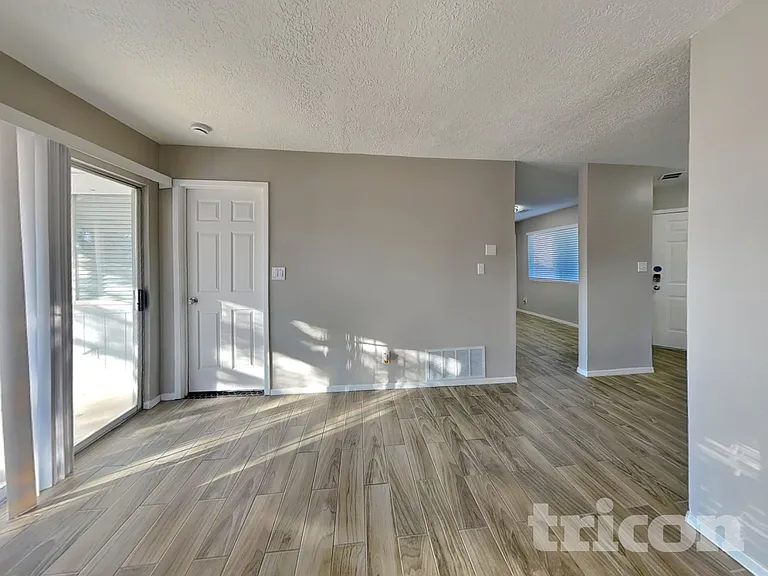 848 Rebecca Ct NE — Photo 2