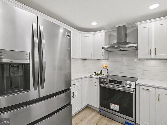 3rd image of 1009 Maple Rd