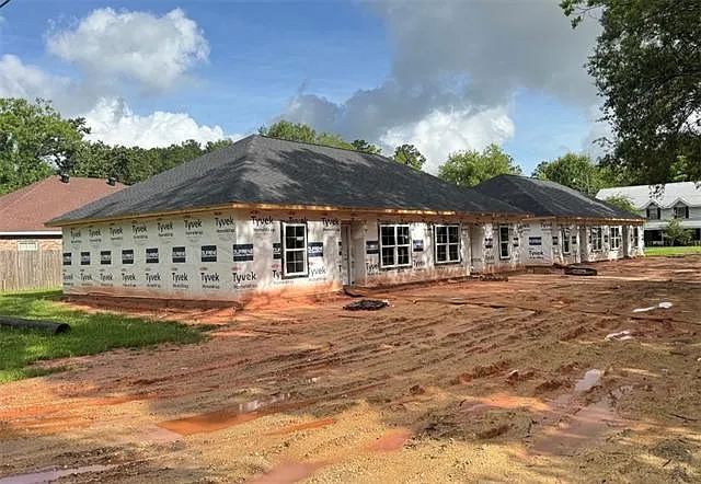 3 bed, 2.0 bath, 977 sqft, $1,590 — Photo 1