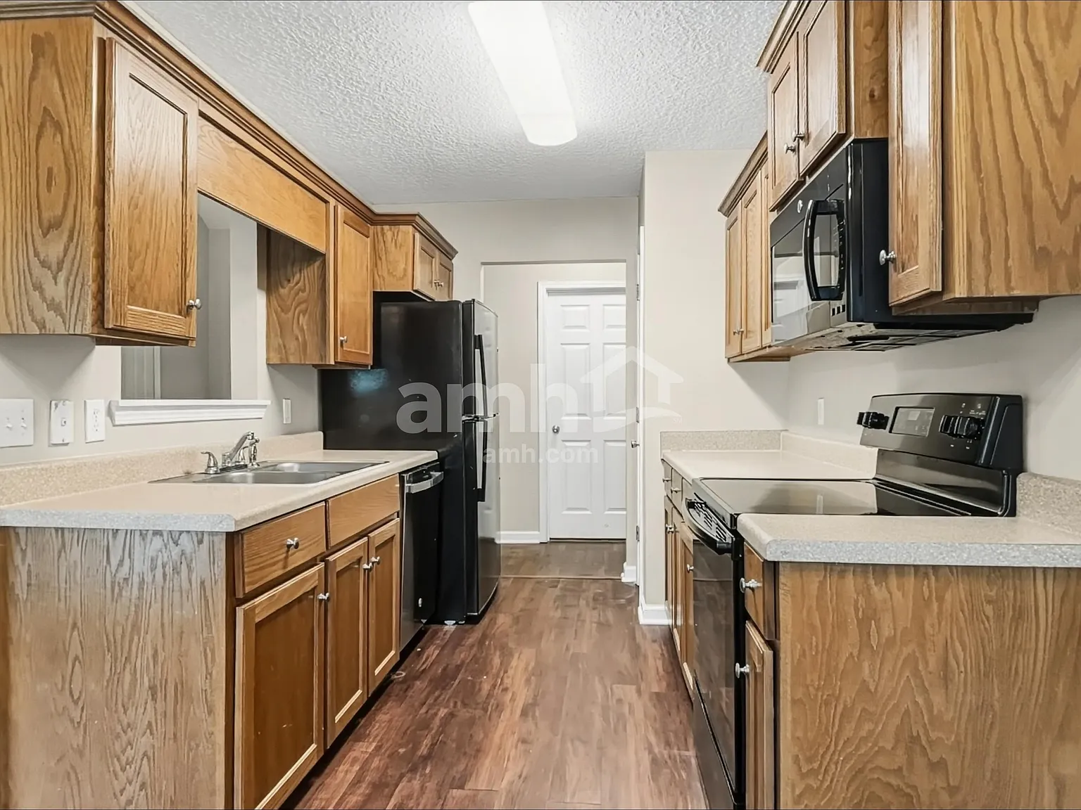 3 bed, 2.0 bath, 1411 sqft, $1,970 — Photo 3