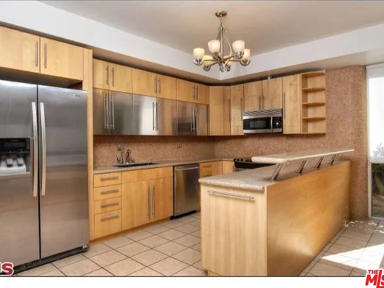 318 N Maple Dr #C106 — Photo 9