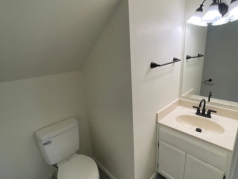 813 E Indianapolis St — Photo 12