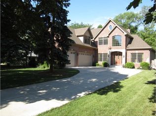 303 Brookside Cir, Wheaton, IL 60187