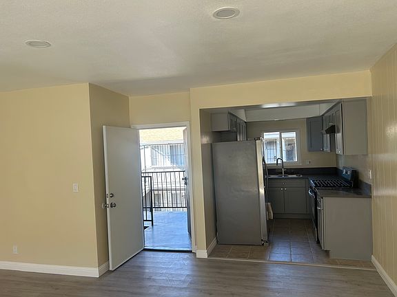 4th image of 721 W 81st St APT 2