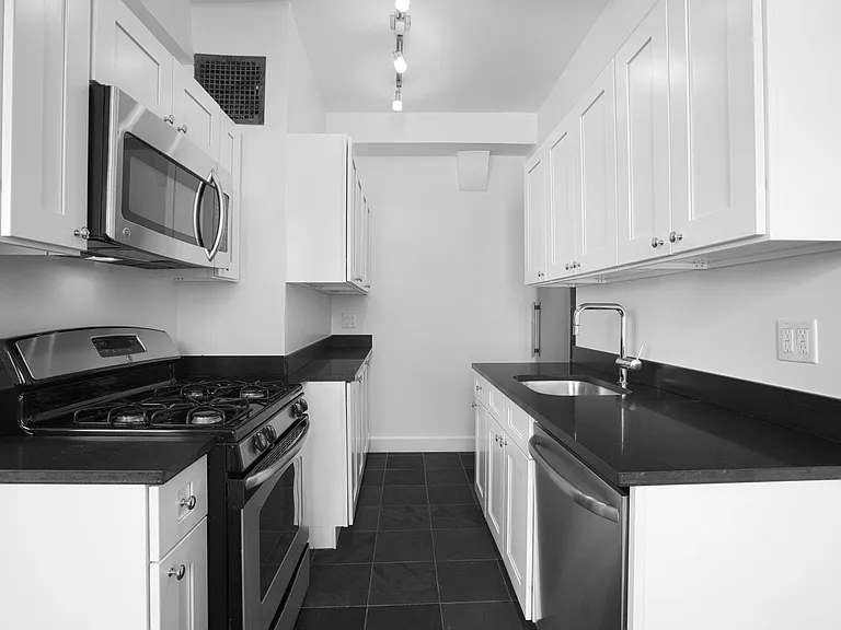 12 E 86th St #1601 — Photo 3