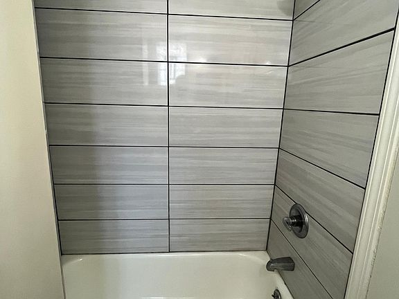 5th image of 733 Burns St #2F