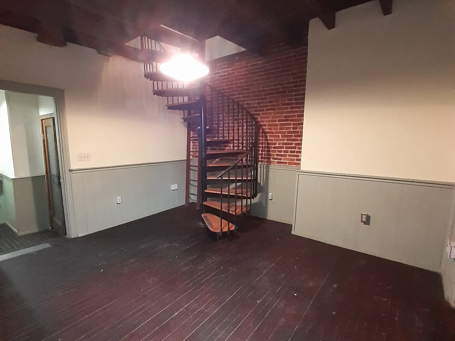 212 Locust St - Rear Apartment — Photo 4