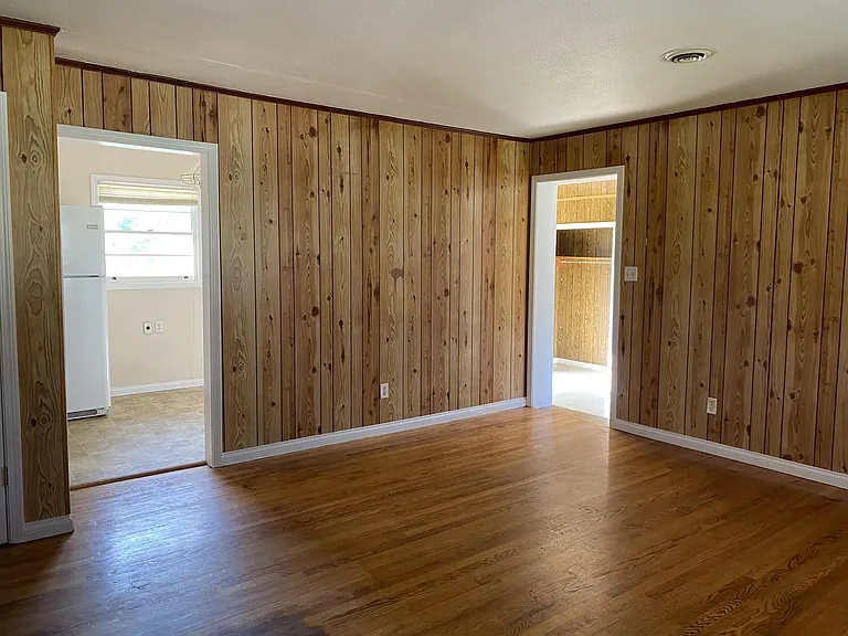 908 E Mountainview Rd — Photo 2