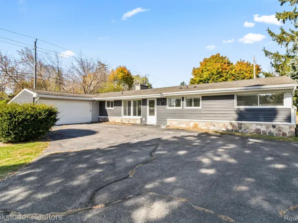 30040 Lochmoor St, Farmington Hills, MI 48334