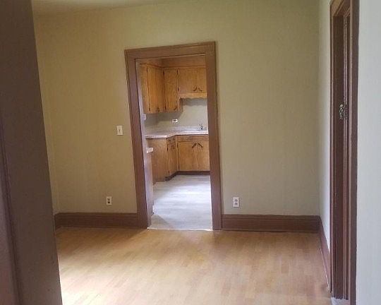 5th image of 903 Broadway Ave #1