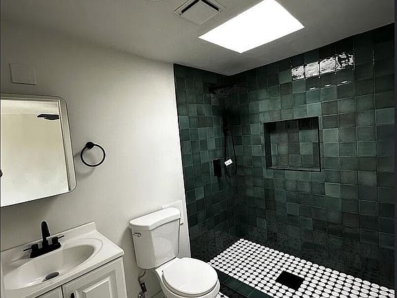 4th image of 2721 Sacramento Ave #A