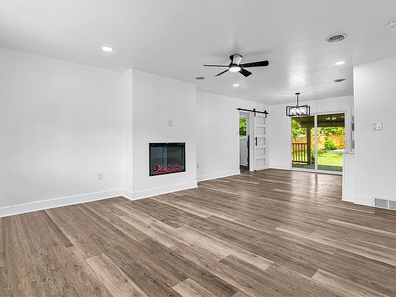 4th image of 121 Franklin Ave