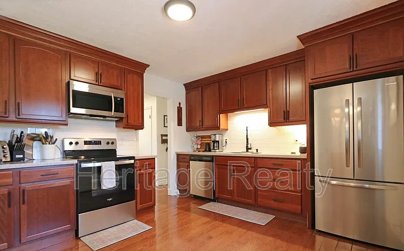 3 bed, 3.0 bath, 2302 sqft, $2,500 — Photo 3