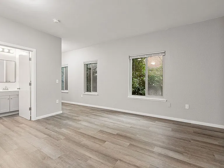 Pine Street Apartments — Photo 9