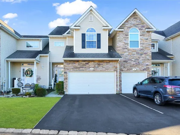 12 Mantack Path #12, Kings Park, NY 11754