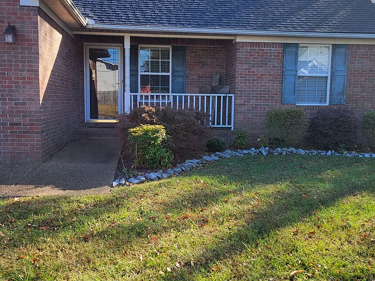 2115 Geneva Dr — Photo 2