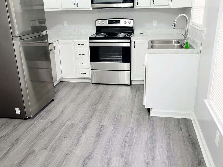Kitchen (microwave, stove/range, Refrigerator, dishwasher).
