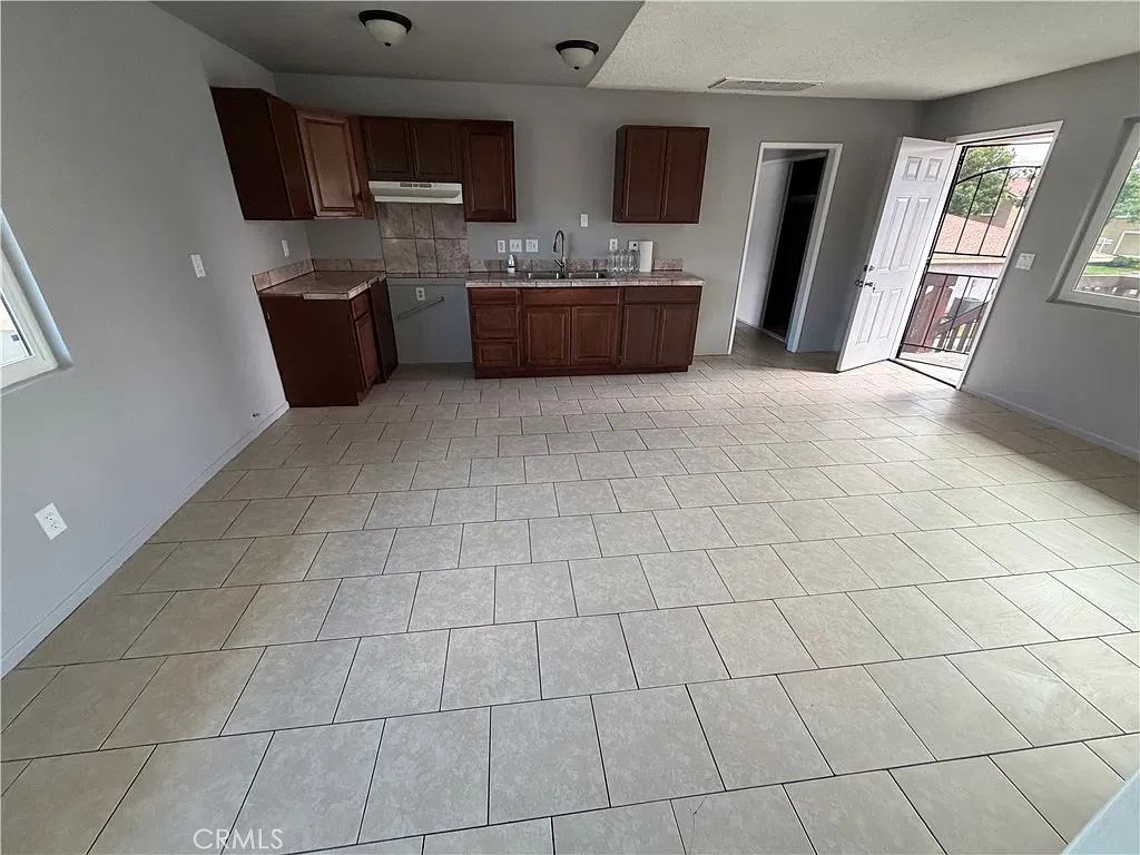 2 bed, 960 sqft, $2,200 — Photo 2