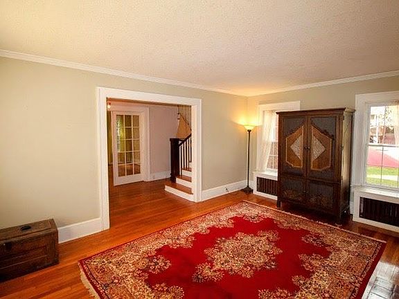 3rd image of 8 Colonial Pl