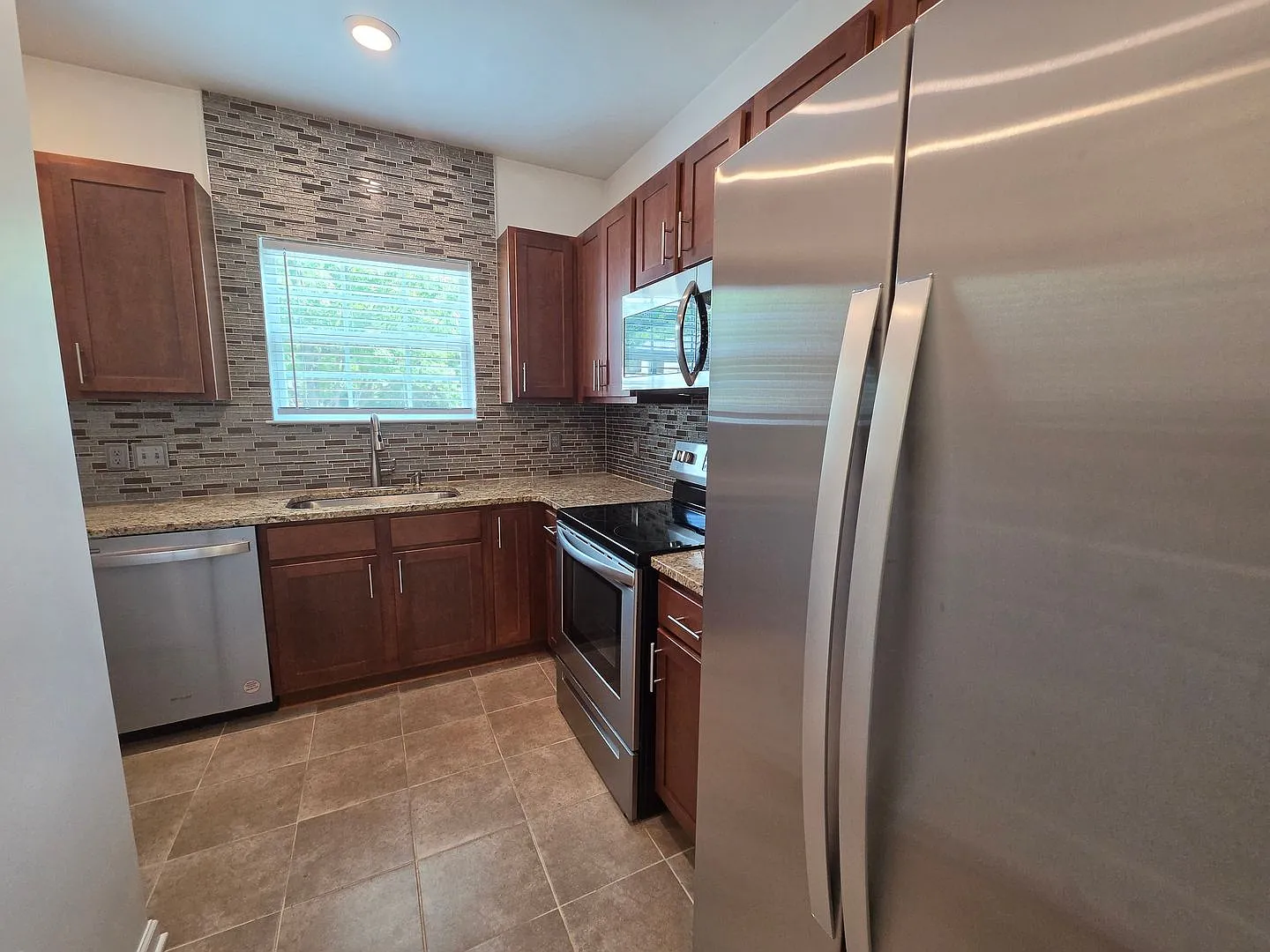 Beautiful 1 Bed/1 Bath Condo - Open Floor Plan - Large Kitchen - Covered Balcony - Community Pool... — Photo 3