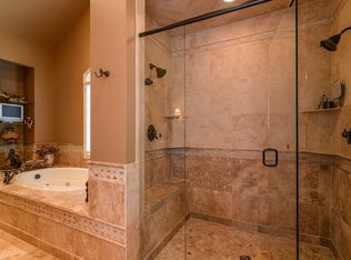 1320 Forest Ridge Dr, Milford, MI 48381