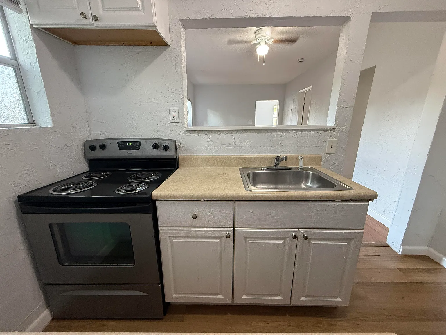3 bed, 1.0 bath, 969 sqft, $1,849 — Photo 2