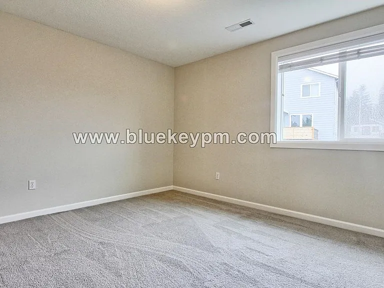 907 N 9th Way — Photo 15