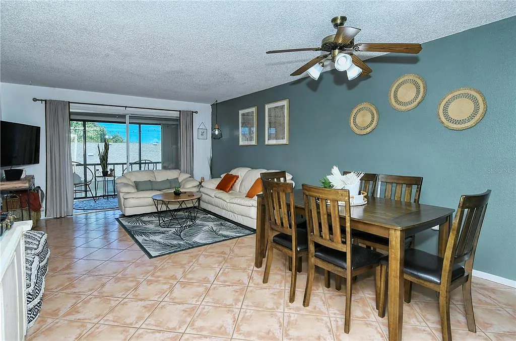 2 bed, 2.0 bath, 900 sqft, $7,500 — Photo 4