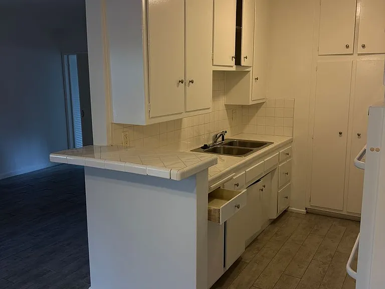 1520 N Hayworth Ave — Photo 23