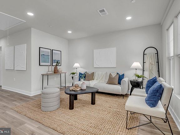4th image of 928 Riversedge Cir