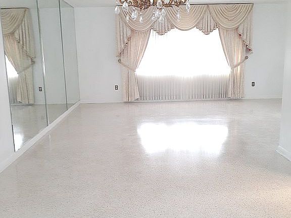 Living room/ dining room