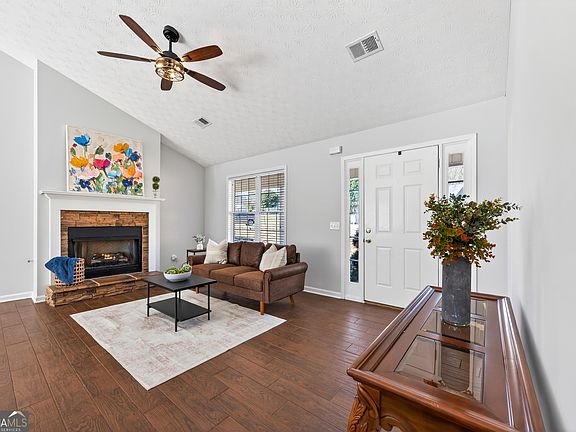 4th image of 465 Cade Ct