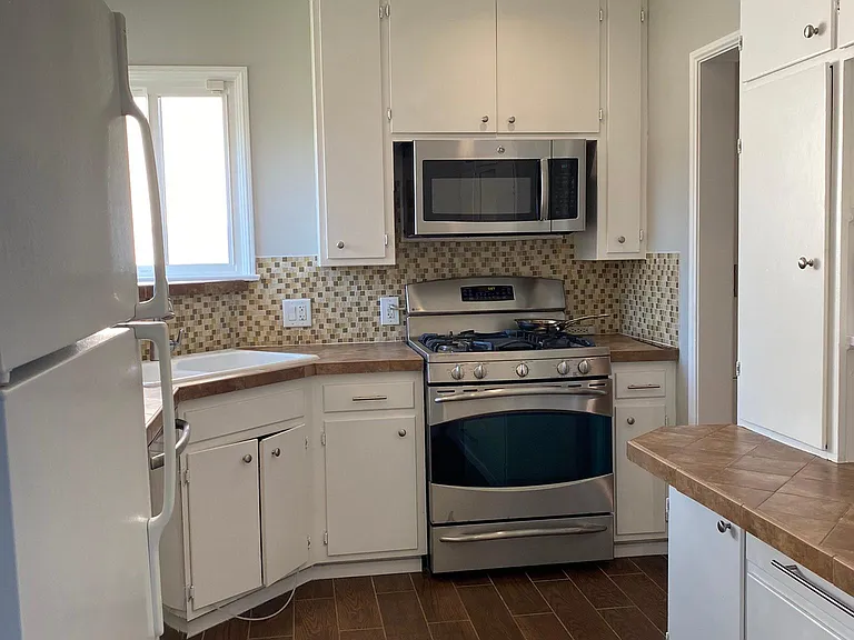 1610 Winona Ave — Photo 8