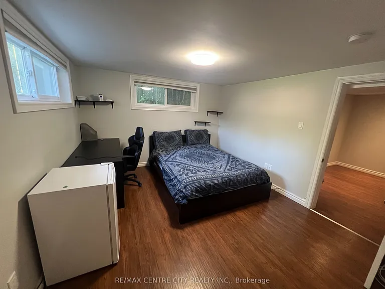 74 Brentwood Cres — Photo 37