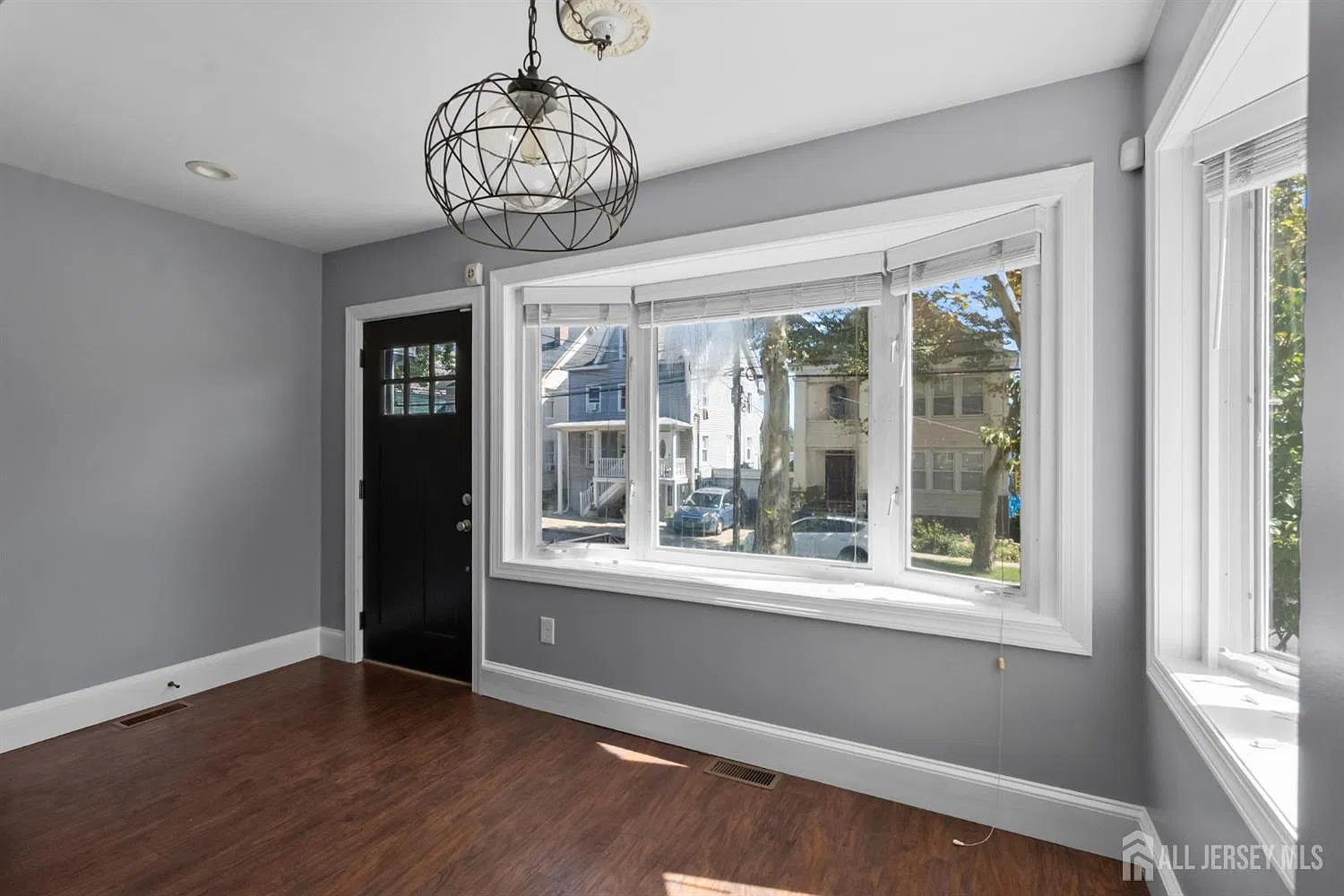 3 bed, 2.0 bath, 1863 sqft, $3,200 — Photo 4
