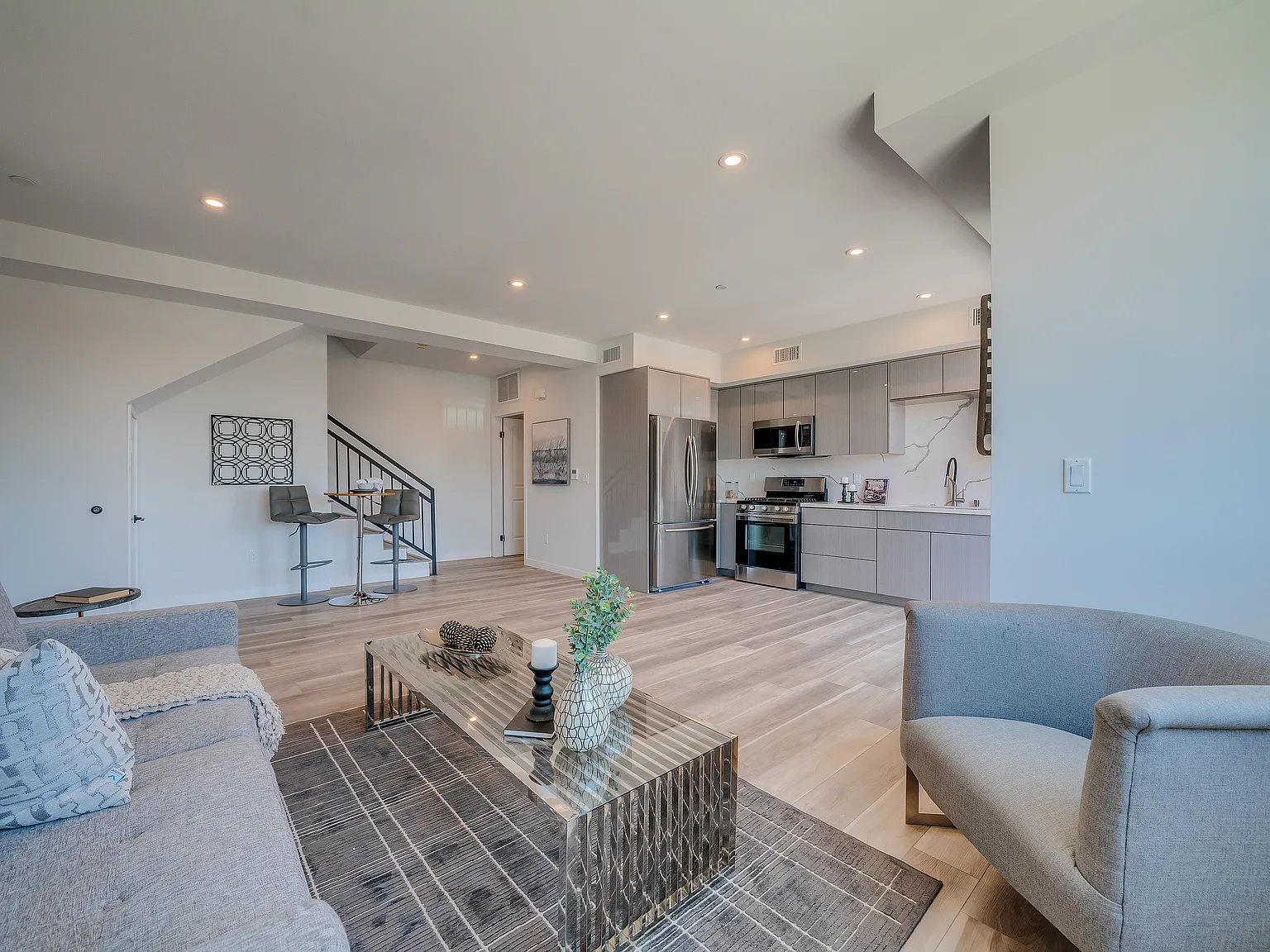 3 bed, 1350 sqft, $3,250 — Photo 3