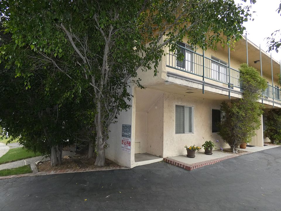 View of the front facing the parking lot. Short walking distance to your car. Apartments #5 & #6 are along this balcony (view of mountains; also no overhead walking noise).